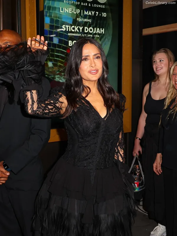 Salma Hayek photo 24 of 3053