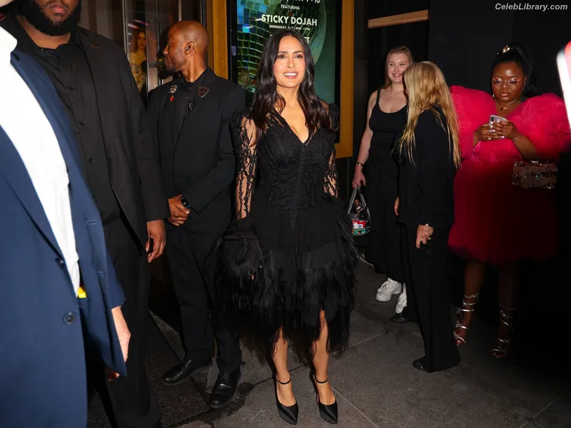 Salma Hayek photo 7 of 3053