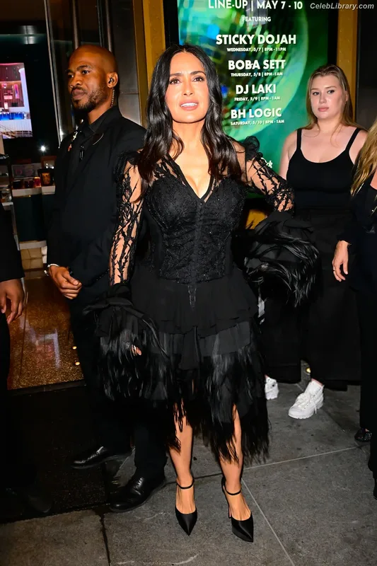 Salma Hayek photo 8 of 3053