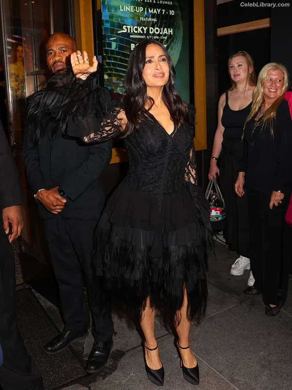 Salma Hayek photo 11 of 3053