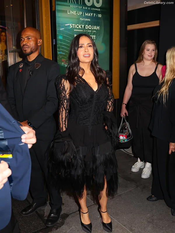 Salma Hayek photo 18 of 3053