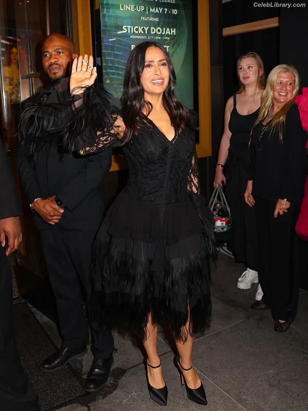 Salma Hayek photo 1 of 3053
