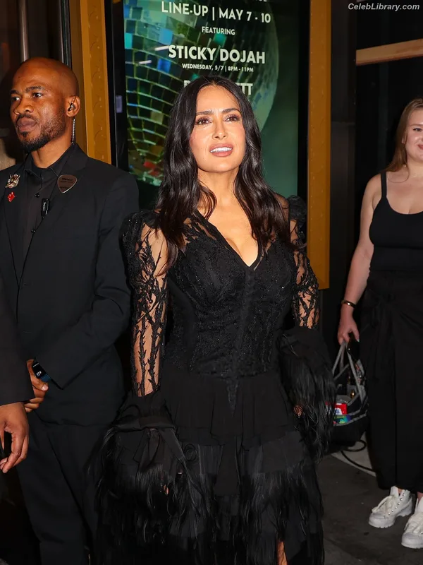 Salma Hayek photo 8 of 3053