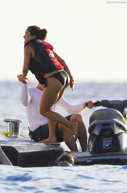 Salma Hayek photo 18 of 3053