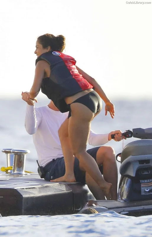 Salma Hayek photo 19 of 3053