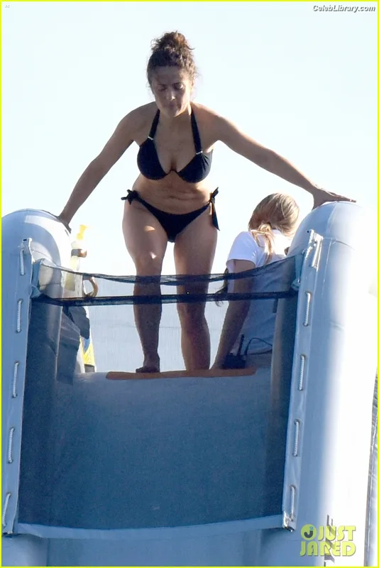 Salma Hayek photo 1 of 3053