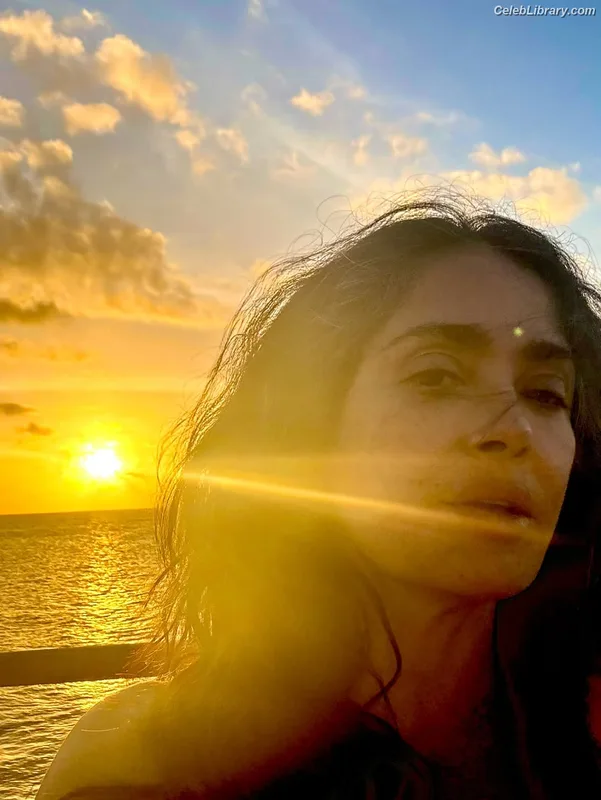 Salma Hayek photo 21 of 3053