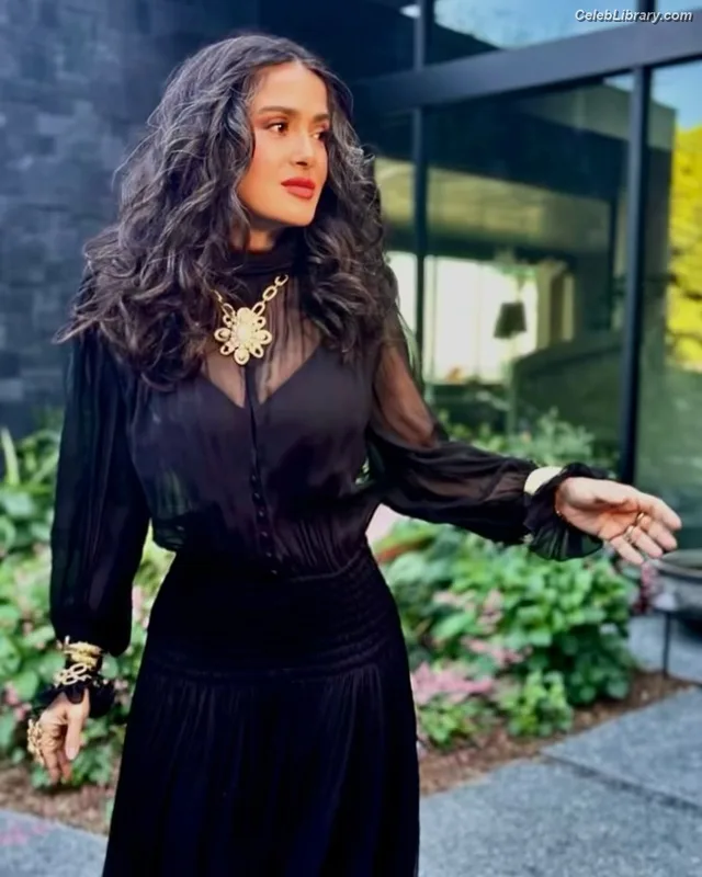 Salma Hayek photo 4 of 3053