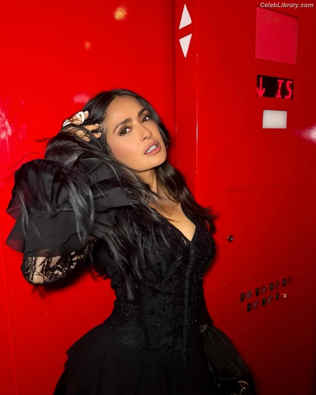 Salma Hayek photo 8 of 3053