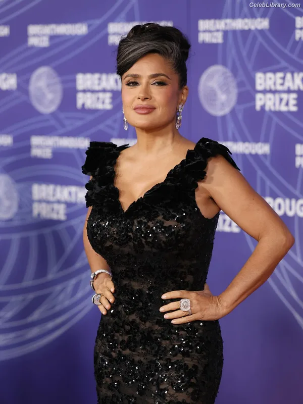Salma Hayek photo 19 of 3053