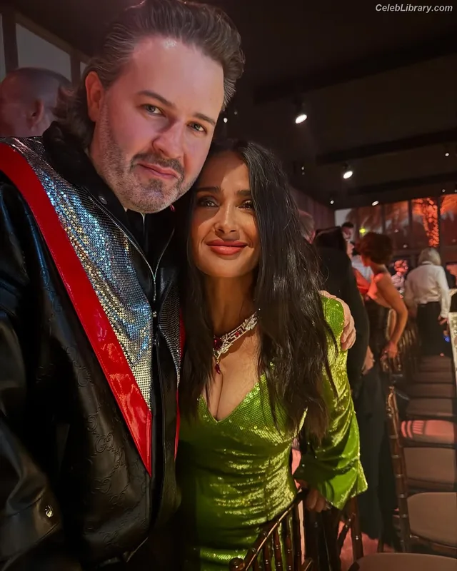 Salma Hayek photo 1 of 3053