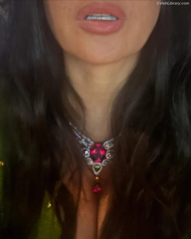 Salma Hayek photo 2 of 3053