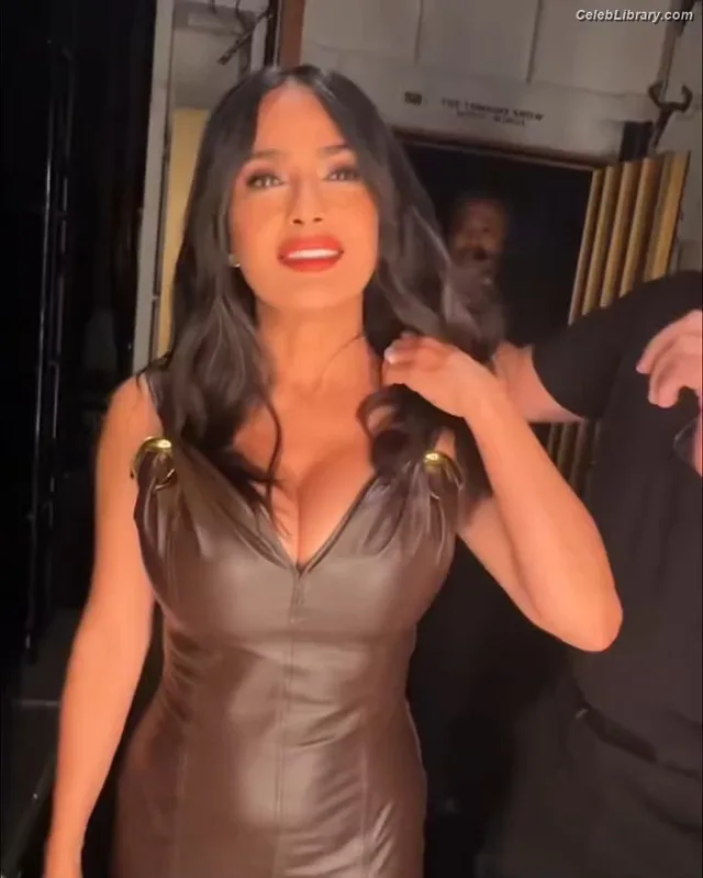 Salma Hayek photo 3 of 3053