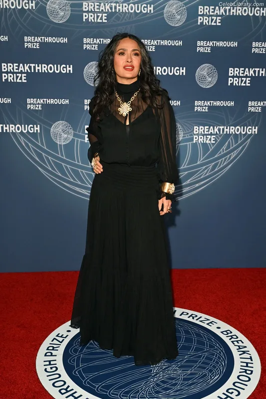 Salma Hayek photo 12 of 3053