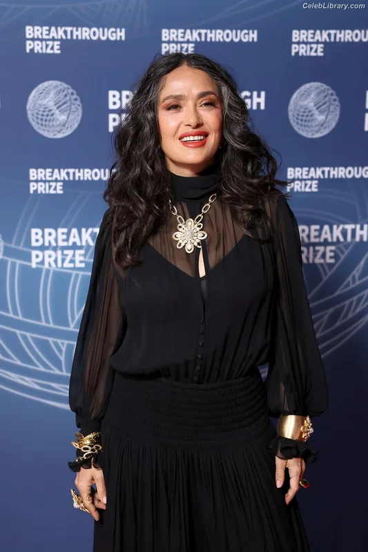Salma Hayek photo 18 of 3053