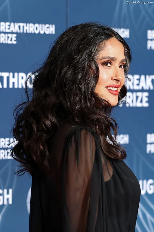 Salma Hayek photo 3 of 3053