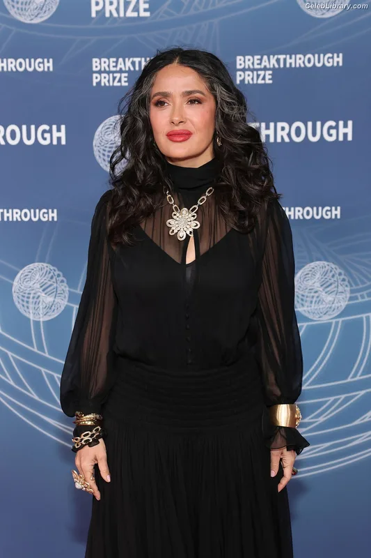 Salma Hayek photo 4 of 3053