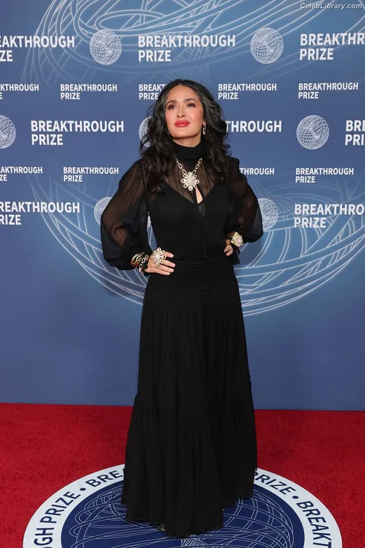 Salma Hayek photo 7 of 3053
