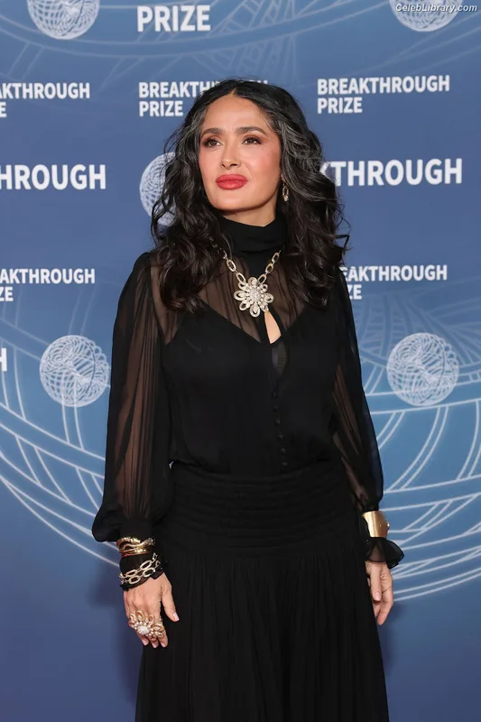 Salma Hayek photo 9 of 3053