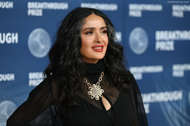 Salma Hayek photo 17 of 3053