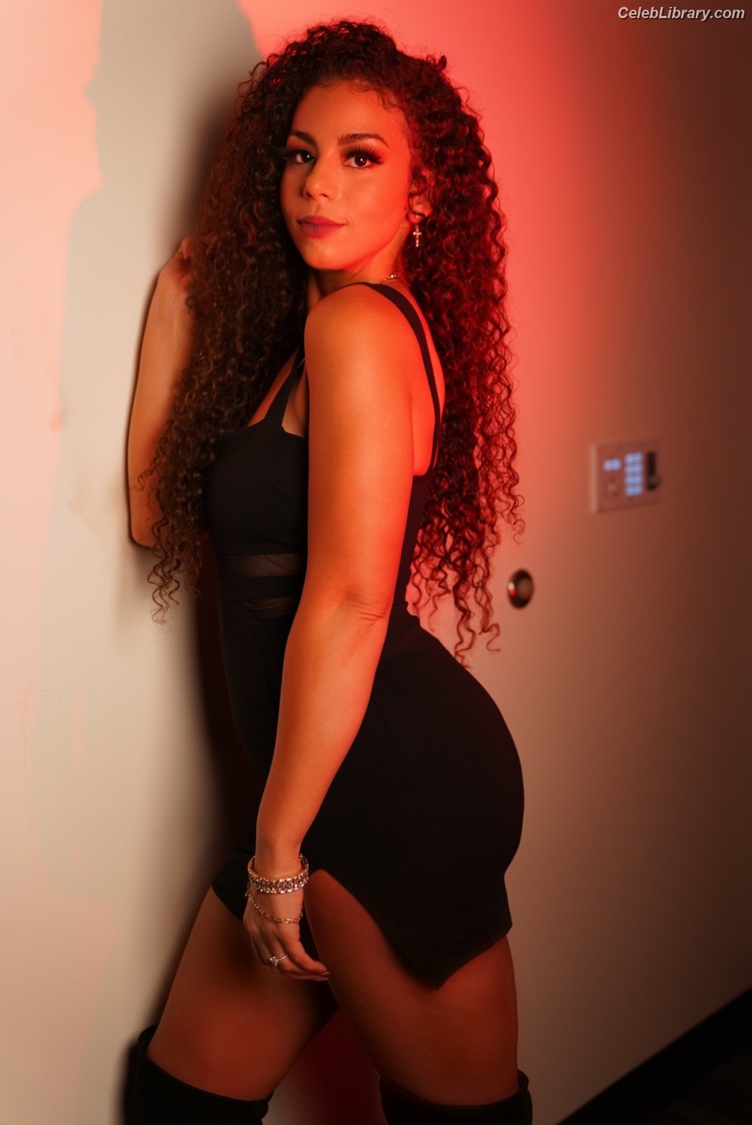 Samantha Irvin photo 10 of 623