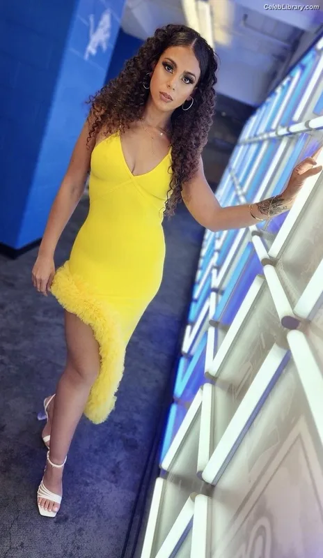 Samantha Irvin photo 14 of 623