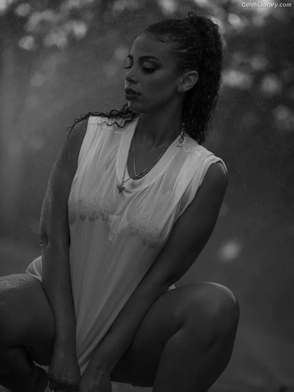 Samantha Irvin photo 8 of 623