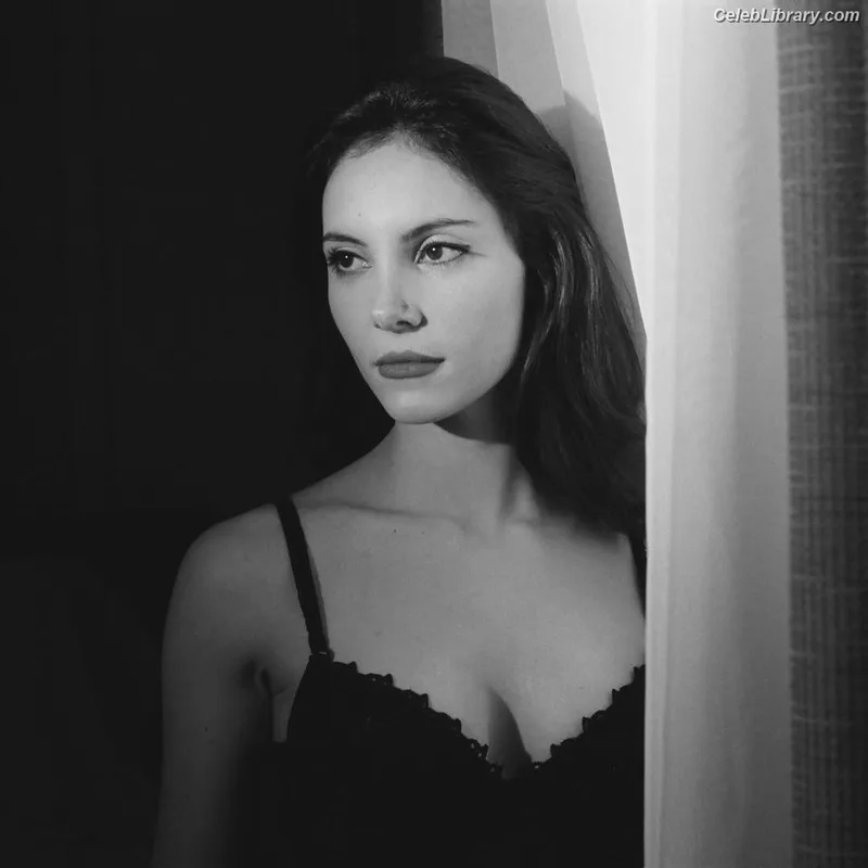 Samantha Robinson photo 6 of 58