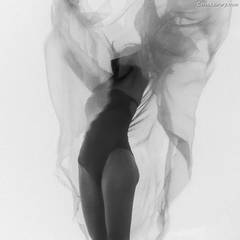 Samantha Robinson photo 15 of 58