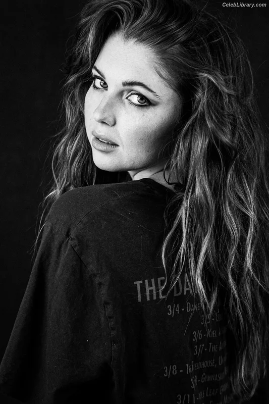 Sammi Hanratty photo 2 of 498
