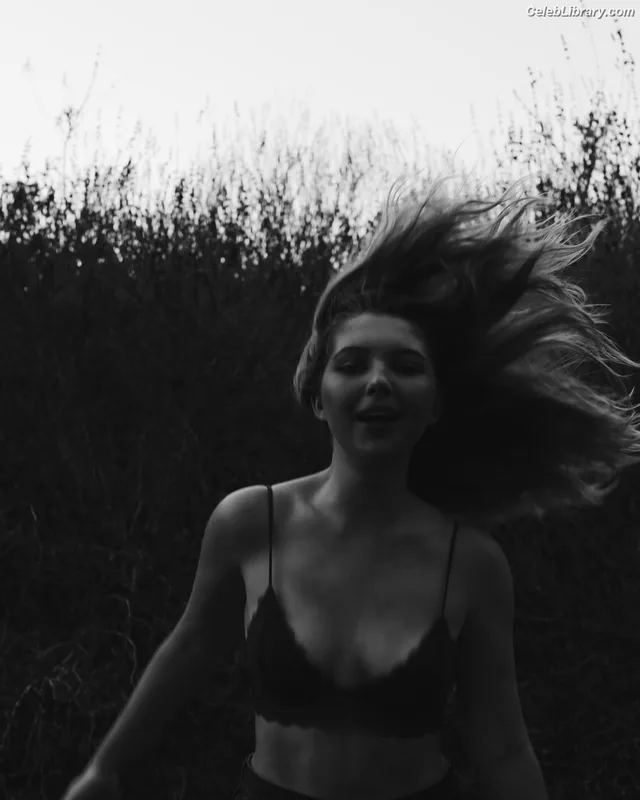 Sammi Hanratty photo 10 of 498