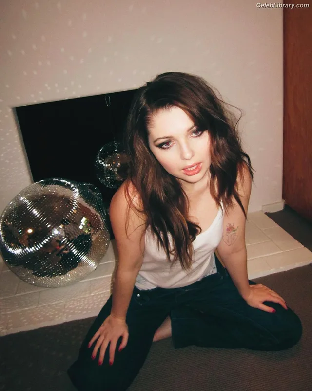 Sammi Hanratty photo 21 of 498