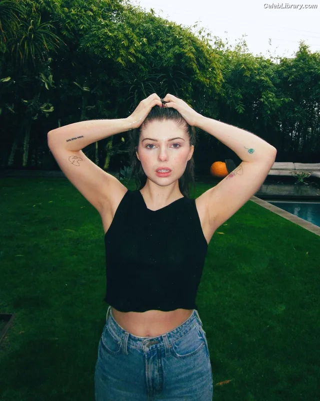 Sammi Hanratty photo 1 of 498