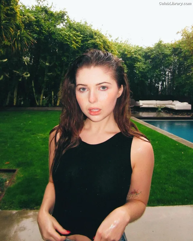 Sammi Hanratty photo 3 of 498