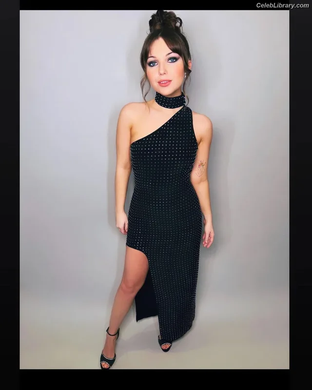 Sammi Hanratty photo 7 of 498