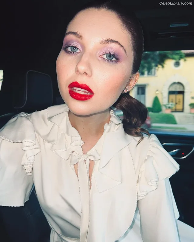 Sammi Hanratty photo 2 of 498