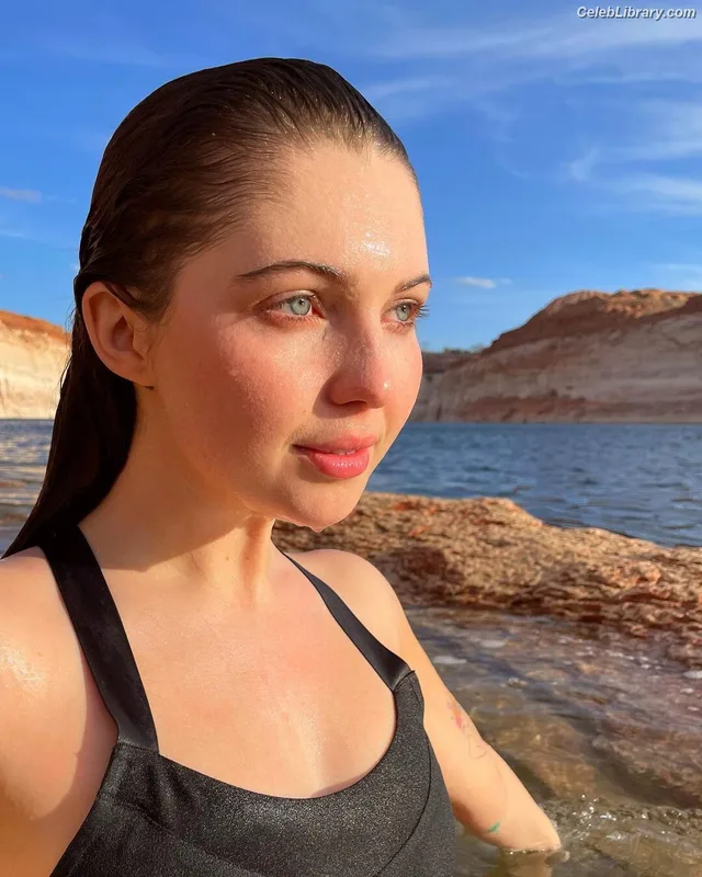 Sammi Hanratty photo 11 of 498