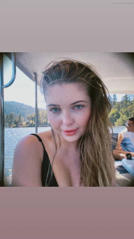 Sammi Hanratty photo 3 of 498