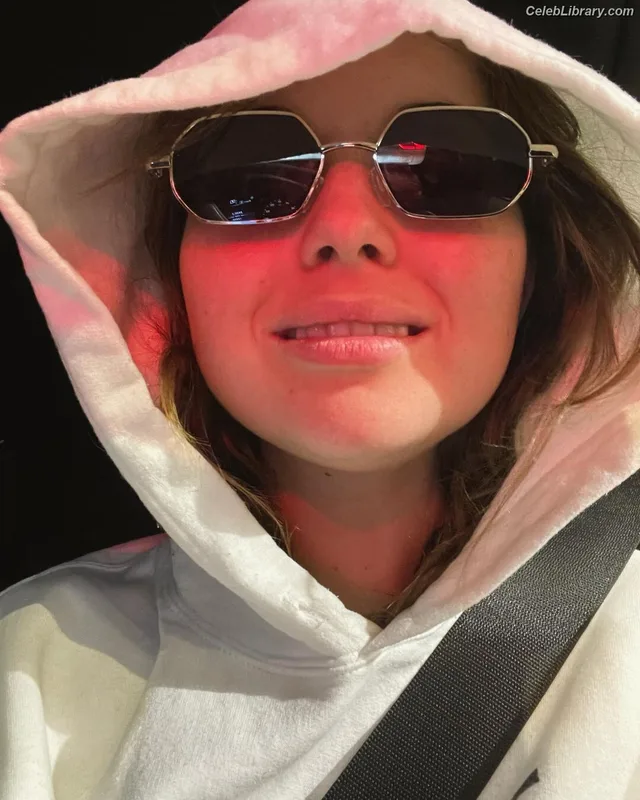 Sammi Hanratty photo 8 of 498
