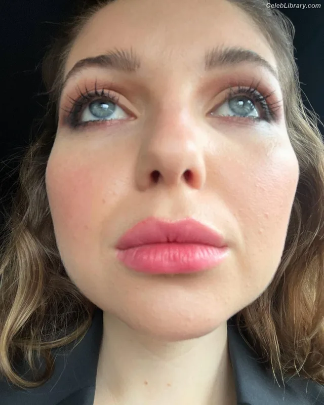 Sammi Hanratty photo 14 of 498