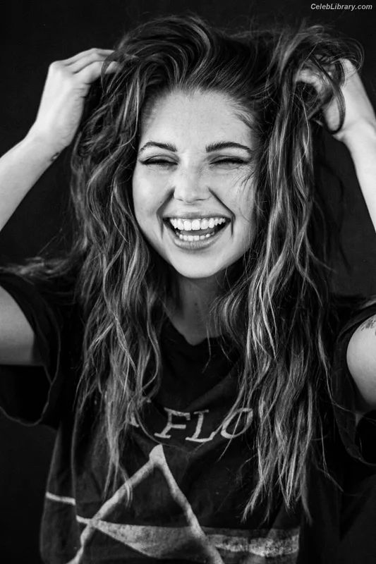 Sammi Hanratty photo 2 of 498
