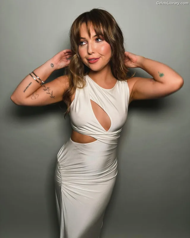 Sammi Hanratty photo 8 of 498