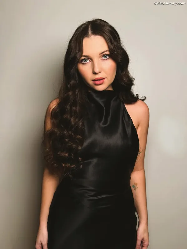Sammi Hanratty photo 5 of 498