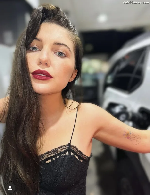 Sammi Hanratty photo 14 of 498