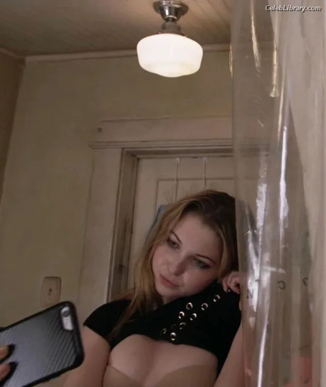 Sammi Hanratty photo 2 of 498