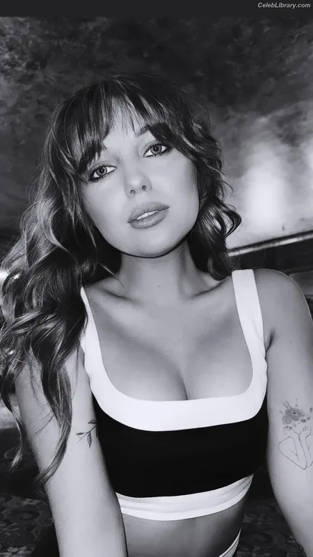 Sammi Hanratty photo 8 of 498