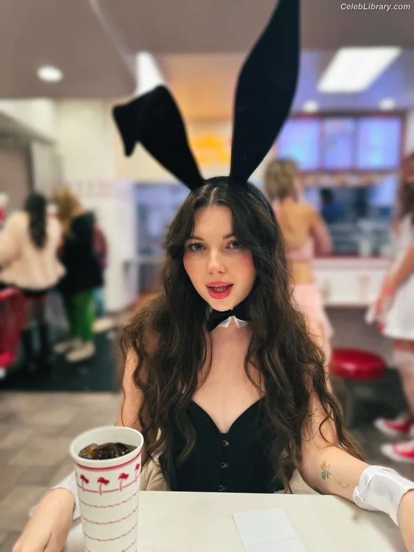 Sammi Hanratty photo 17 of 498