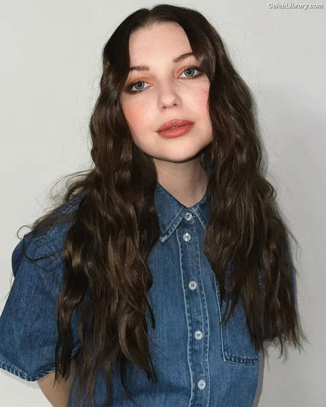 Sammi Hanratty photo 21 of 498