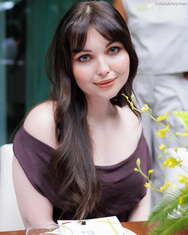 Sammi Hanratty photo 5 of 498