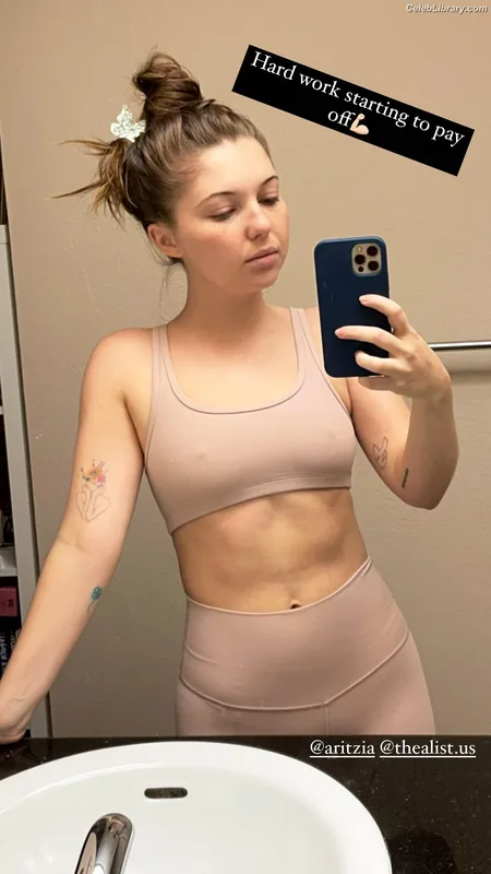 Sammi Hanratty photo 14 of 498